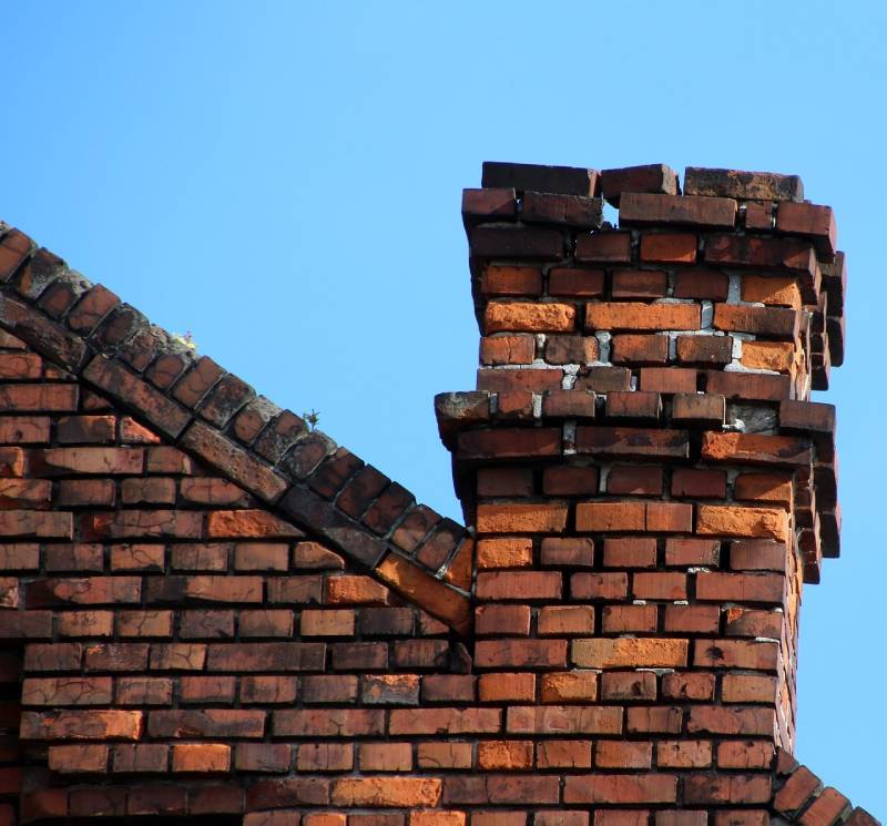 Damaged chimney on an Hudson home showing cracks and missing mortar